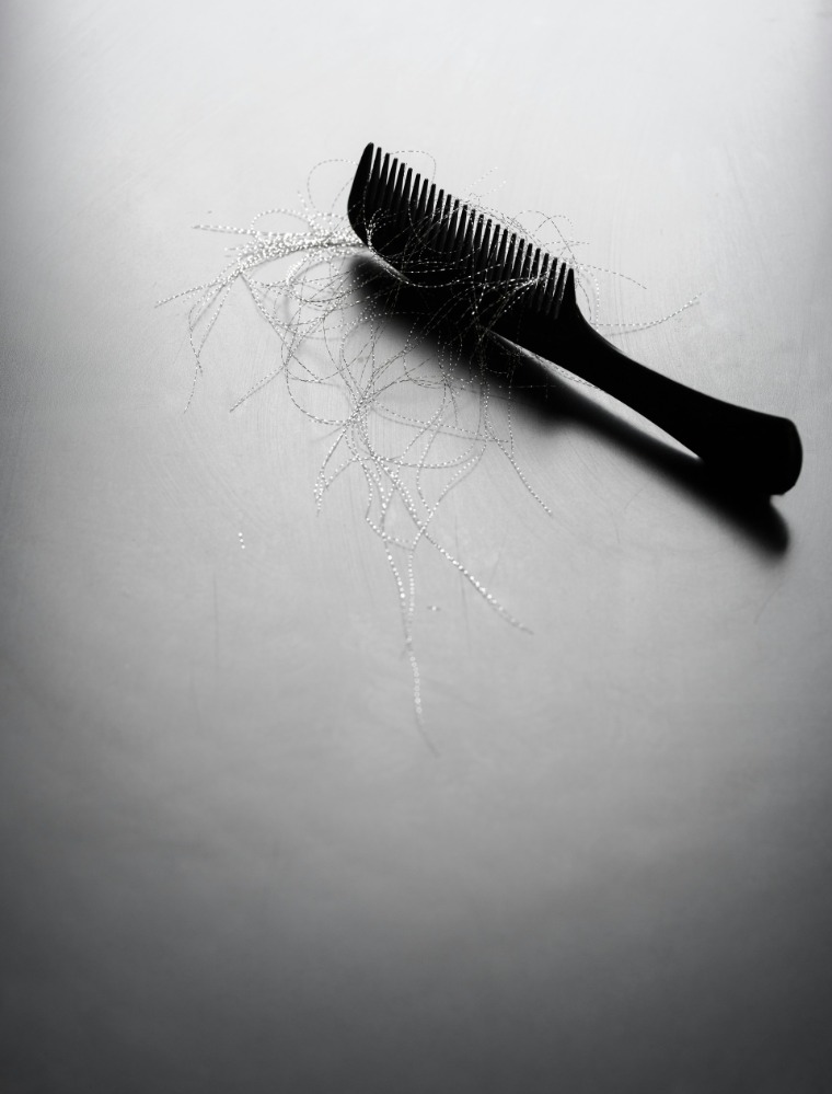 Dökülen saç telleri olan siyah tarak - alopesi sembolü