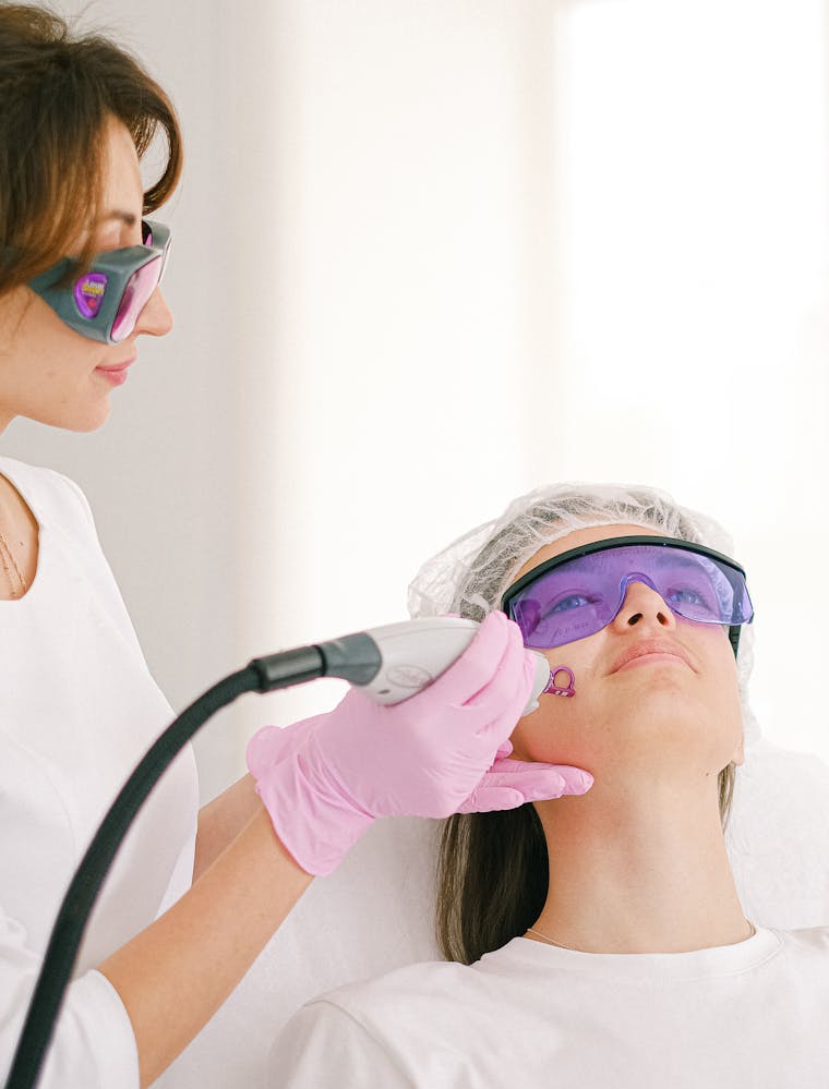 BBL lazer cilt tedavisi uygulaması - dermatolog ve hasta